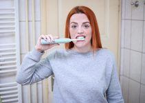 O que significa sonhar escovando os dentes
