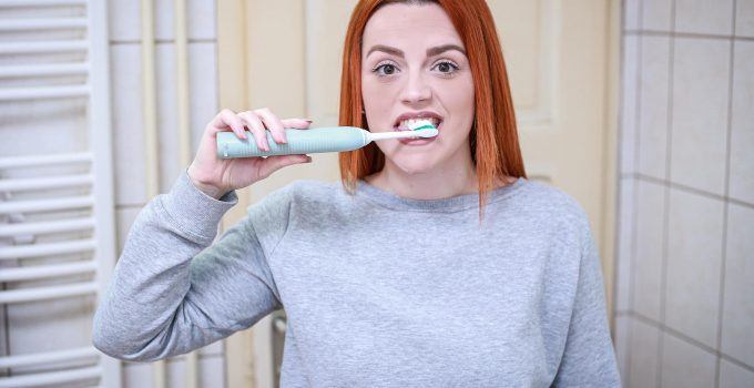 O que significa sonhar escovando os dentes